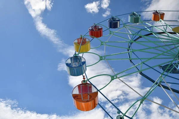 Rueda de la fortuna en el parque de verano . — Foto de Stock