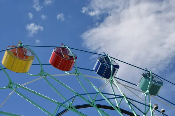 Rueda de la fortuna en el parque de verano . — Foto de Stock