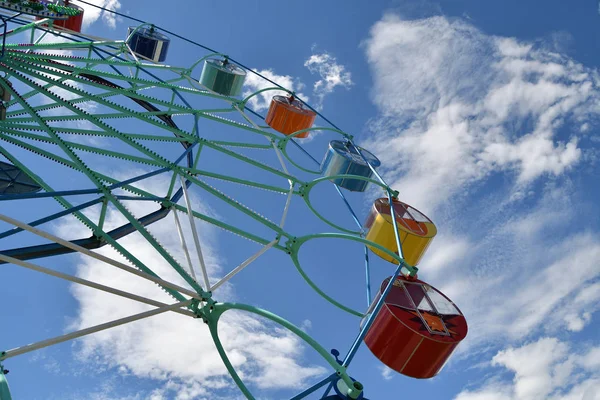 Dönme dolap yaz parkta.