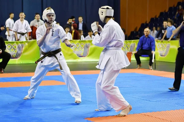 Orenburg, Russia - 5 marzo 2017 anno: i ragazzi gareggiano nel karate — Foto Stock