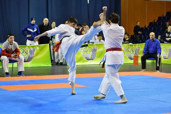 Orenburg, Rusya Federasyonu - 5 Şubat 2017 yıl: Boys rekabet içinde karate — Stok fotoğraf