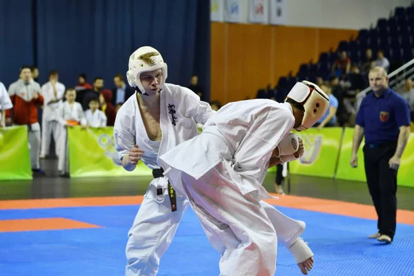 Orenburg, Oroszország - 2017. március 5. év: fiúk versenyeznek a karate — Stock Fotó