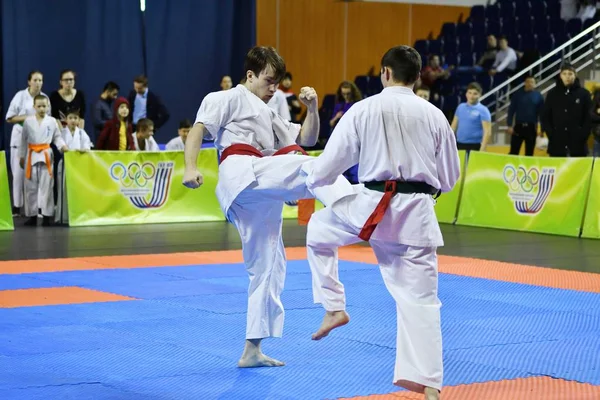 Orenburg, Rusland - 5 maart 2017 jaar: jongens concurreren in karate — Stockfoto