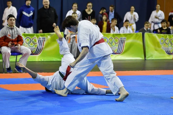 Orenburg, Rússia - 5 de março de 2017 ano: Meninos competem no karatê — Fotografia de Stock