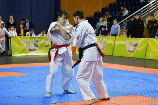 Orenburg, Rússia - 5 de março de 2017 ano: Meninos competem no karatê — Fotografia de Stock