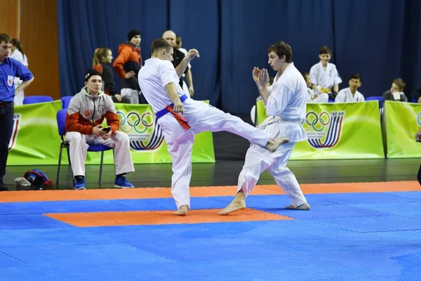 Orenburg, Rusia - 5 de marzo de 2017 año: Los niños compiten en karate — Foto de Stock