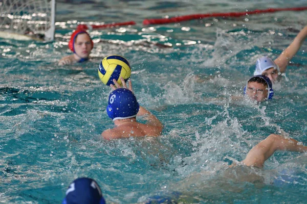 Orenburg, russland-4. Mai 2017 jahre: die jungen spielen im wasserball — Stockfoto