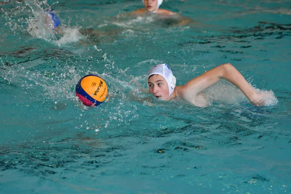 Orenburg, Rusya Federasyonu-Mayıs 4, 2017 yıl: çocuklar su polo oynamak