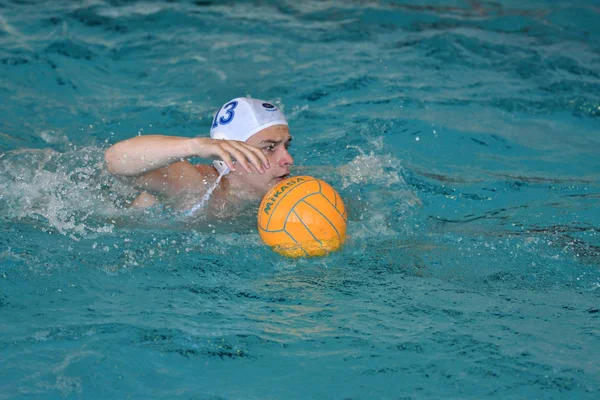 Orenburg, Russia-May 4, 2017 years: the boys play in water polo — Stock Photo, Image