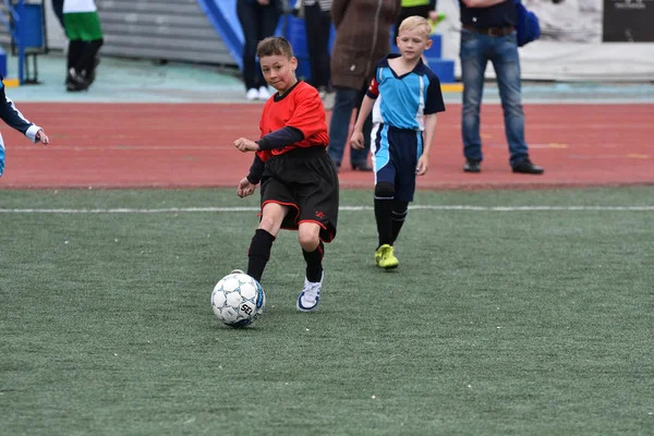 Orenburg, Rusia - 28 Mei 2017: Anak laki-laki bermain sepak bola — Stok Foto