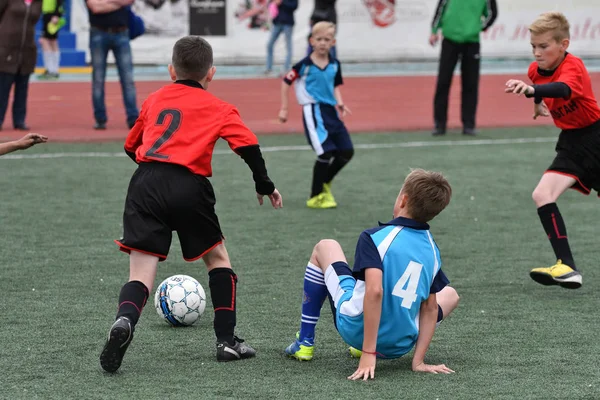 Orenburg, Rusia - 28 de mayo de 2017 año: Los chicos juegan al fútbol —  Fotos de Stock