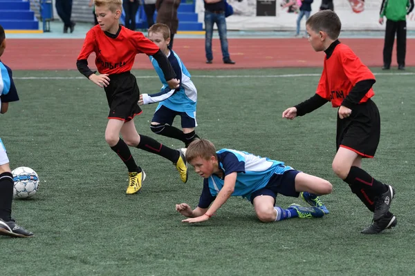 Orenburg, Rússia - 28 de maio de 2017 ano: Os meninos jogam futebol — Fotografia de Stock