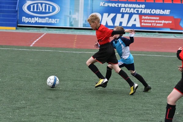 Orenburg, Russia - 28 maggio 2017 anno: I ragazzi giocano a calcio — Foto Stock