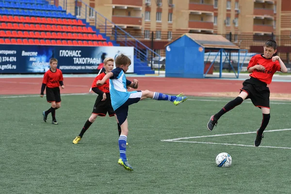 Orenburg, Rusya Federasyonu - 2017 yıl 28, Mayıs: çocuklar futbol oynamak