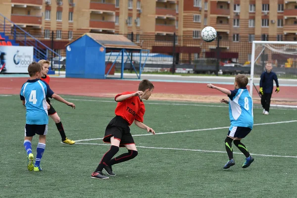 Orenburg, Rusland - mei 28, 2017 jaar: de jongens voetballen — Stockfoto