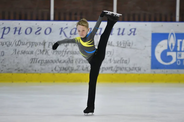 Orenburg, Russia - March 25, 2017 year: Boy compete in figure skating — Stock Photo, Image