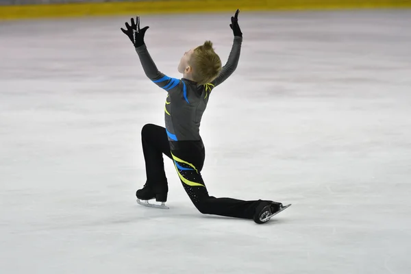 Orenburg, Rusia - 25 de marzo de 2017 año: Niño compite en patinaje artístico — Foto de Stock