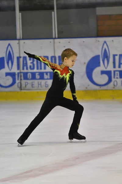 Orenburg, Rusia - 25 de marzo de 2017 año: Niño compite en patinaje artístico —  Fotos de Stock