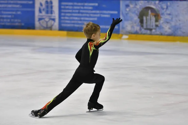 Orenburg, Russia - March 25, 2017 year: Boy compete in figure skating — Stock Photo, Image