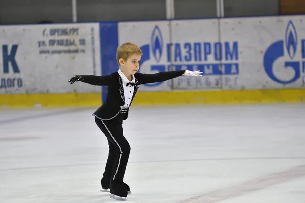Orenburg, Rússia - 25 de março de 2017 ano: Menino competir na patinação artística — Fotografia de Stock