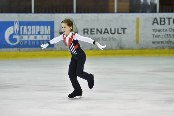 Orenburg, Russia - March 25, 2017 year: Boy compete in figure skating — Stock Photo, Image