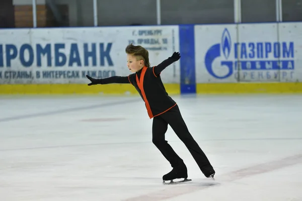 Orenburg, Russia - March 25, 2017 year: Boy compete in figure skating — Stock Photo, Image