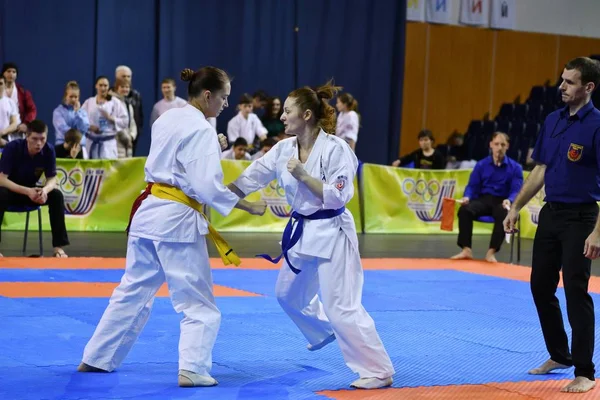 Orenburg, Russia - Marzo 5, 2017 anno: Le ragazze competono nel karate — Foto Stock