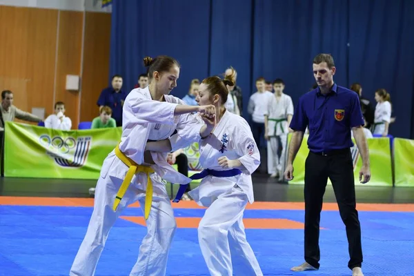 Orenburg, Rusia - 5 de marzo de 2017 año: Las niñas compiten en karate — Foto de Stock