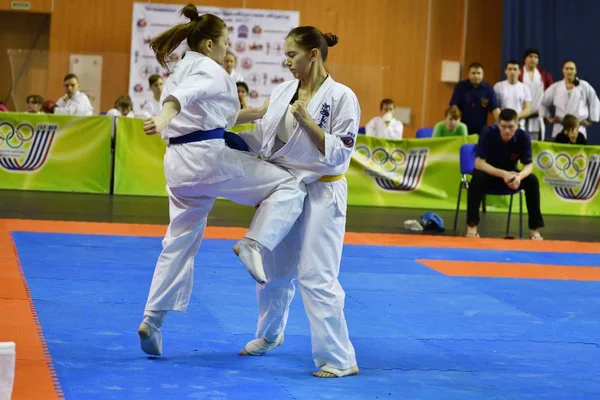 Orenburg, Rusya Federasyonu - 5 Şubat 2017 yıl: kız rekabet içinde karate — Stok fotoğraf