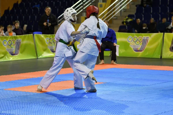 Orenburg, russland - 5. märz 2017 jahr: mädchen messen sich im karate — Stockfoto