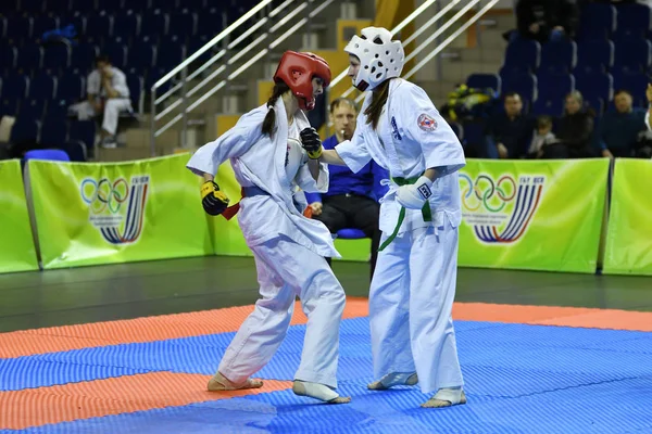 Orenburg, Rusko - 5 března 2017 rok: dívky soutěžit v karate — Stock fotografie