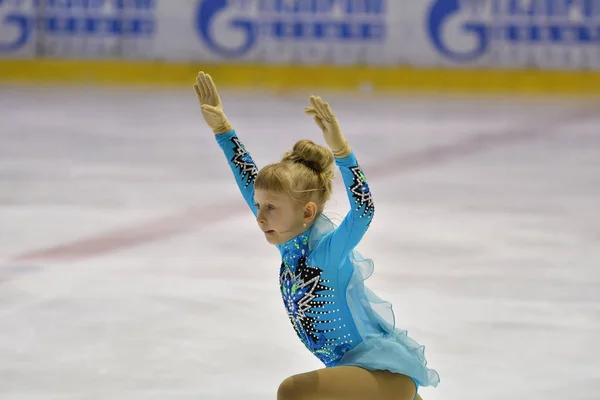 オレンブルク, ロシア連邦 - 2017 年 3 月 25 日年: 女子フィギュア スケートで競う — ストック写真