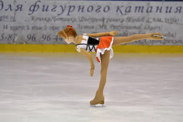 Orenburg, Rusia - 25 de marzo de 2017 año: Las niñas compiten en patinaje artístico — Foto de Stock