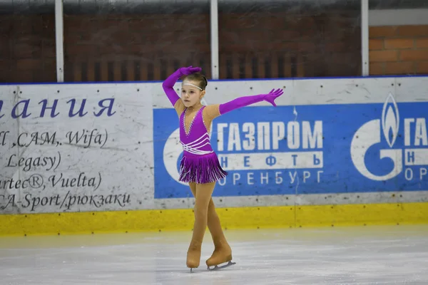 Orenburg, russland - 25. März 2017 Jahr: Mädchen messen sich im Eiskunstlauf — Stockfoto