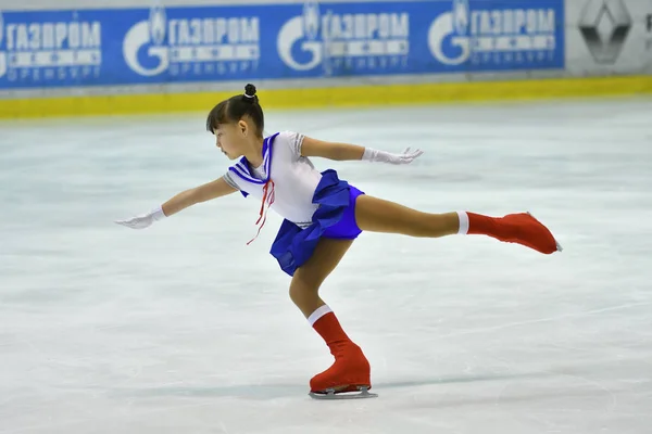 Orenburg, Federacja Rosyjska - 25 marca 2017 roku: dziewczyny konkurować w Łyżwiarstwie Figurowym — Zdjęcie stockowe