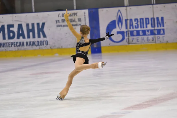 Orenburg, Russia - March 25, 2017 year: Girls compete in figure skating — Stock Photo, Image