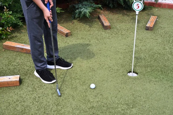 Menino brincando em minigolfe — Fotografia de Stock