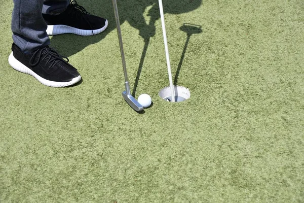 Niño jugando en minigolf — Foto de Stock