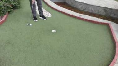 Minigolf içinde oynayan çocuk 
