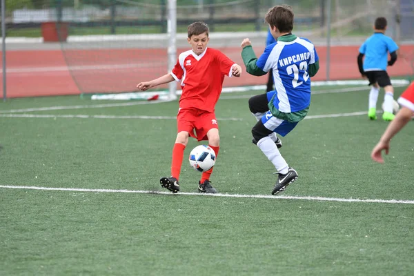 Orenburg, Rusko - 28.května roku 2017: chlapci hrají fotbal — Stock fotografie