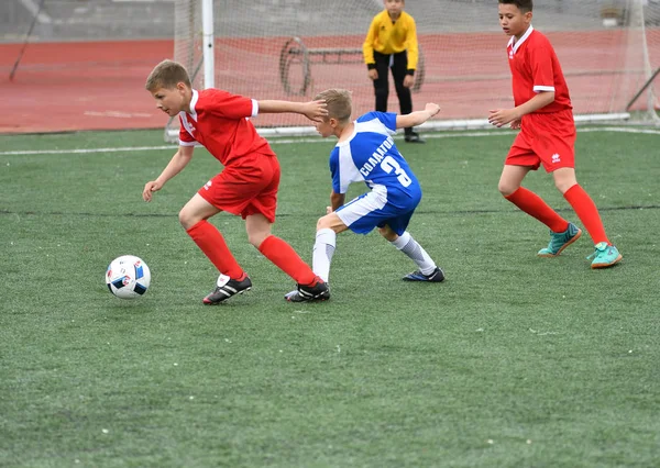 Orenburg, Rusko - 28.května roku 2017: chlapci hrají fotbal — Stock fotografie