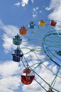 Dönme dolap yaz parkta.