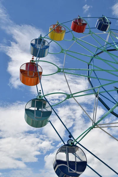 Rueda de la fortuna en el parque de verano . — Foto de Stock