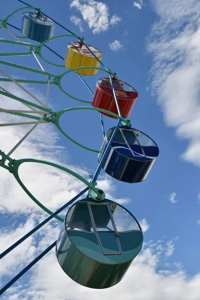 Reuzenrad in het Park van de zomer. — Stockfoto