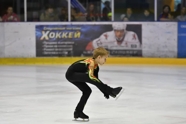 Orenburg, Ryssland - 25 mars 2017 år: pojke tävla i konståkning — Stockfoto