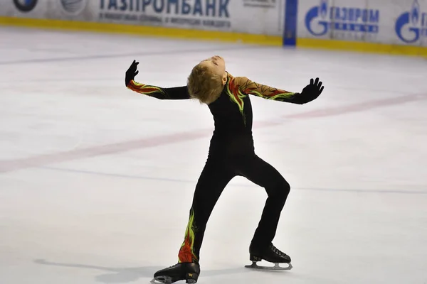 Orenburg, Russia - 25 marzo 2017 anno: il ragazzo gareggia nel pattinaggio artistico — Foto Stock