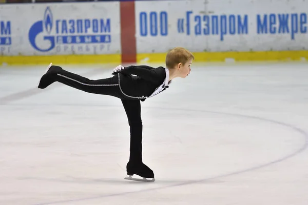 Orenburg, Russia - March 25, 2017 year: Boy compete in figure skating — Stock Photo, Image