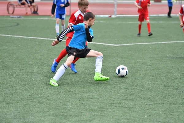 Orenburg, Rusia - 28 de mayo de 2017 año: Los chicos juegan al fútbol — Foto de Stock