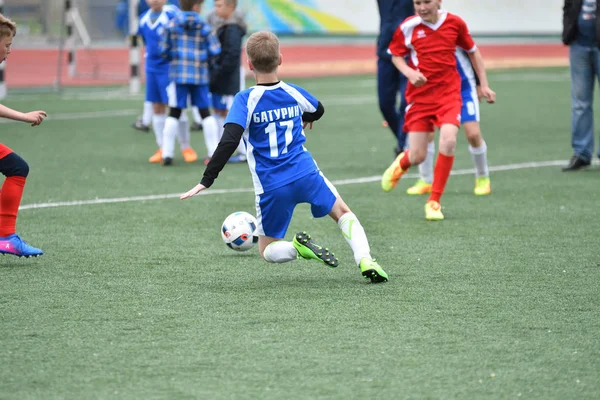 Orenburg, Rusko - 28.května roku 2017: chlapci hrají fotbal — Stock fotografie