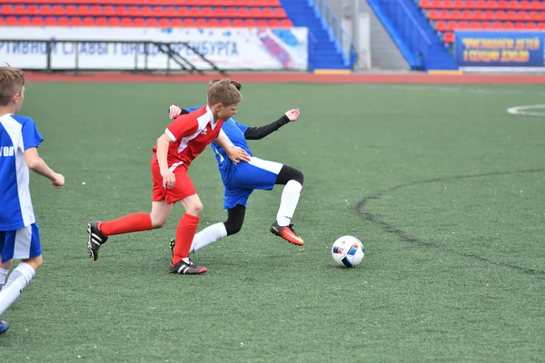 Orenburg, Rusia - 28 de mayo de 2017 año: Los chicos juegan al fútbol — Foto de Stock